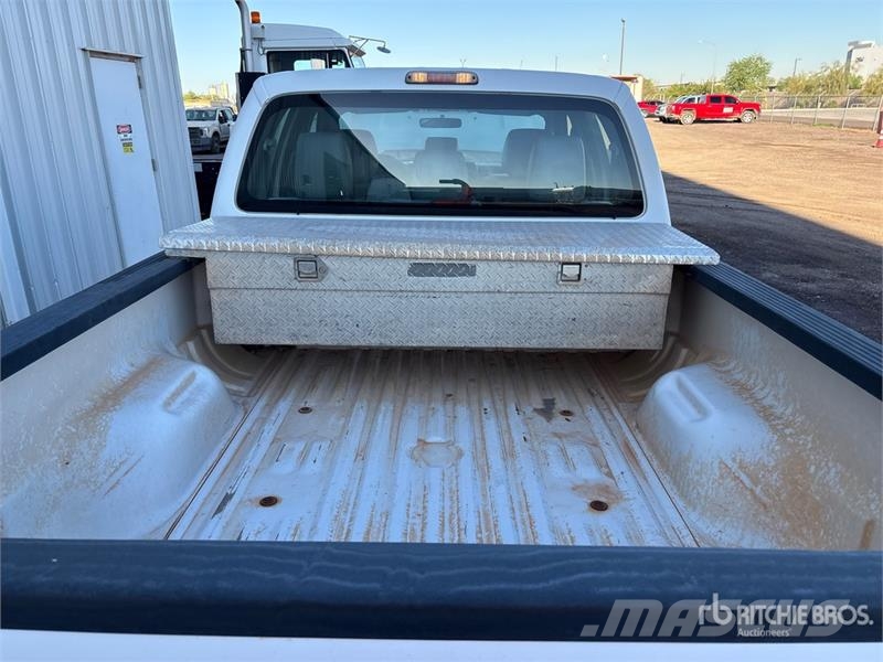 Ford F-250 XL 4x4 Crew Cab Pickup Otros