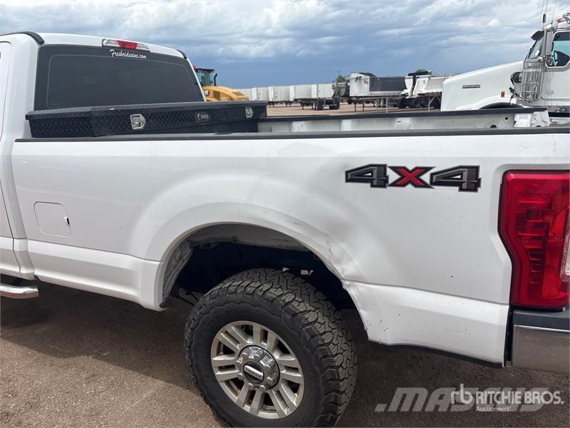 Ford F-250 XL 4x4 Crew Cab Pickup Otros