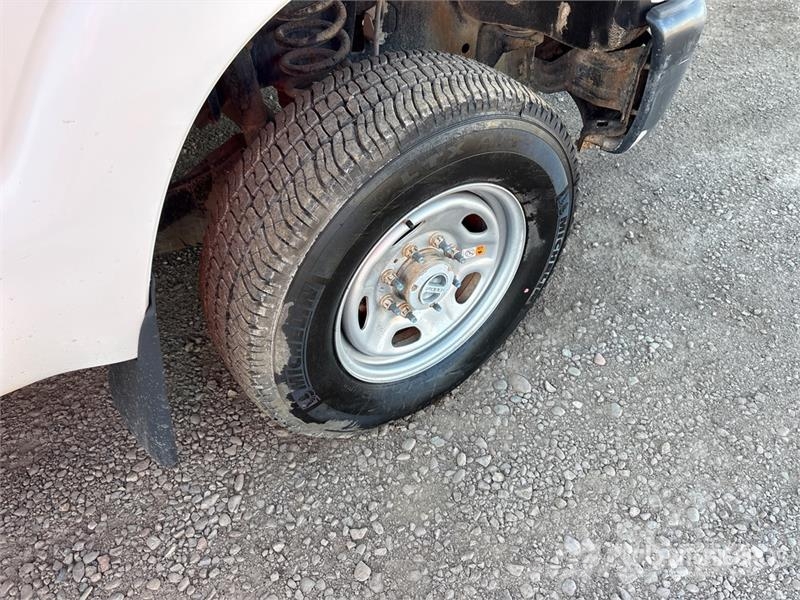 Ford F-250 XL 4x4 Crew Cab Flatbed Truck Tovornjaki s kesonom/platojem