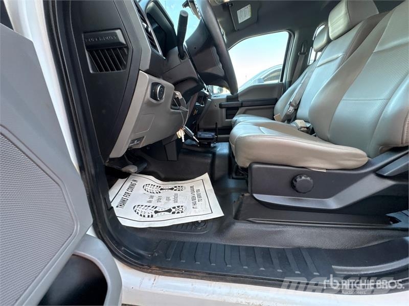 Ford F-250 XL 4x4 Crew Cab Pickup Drugi