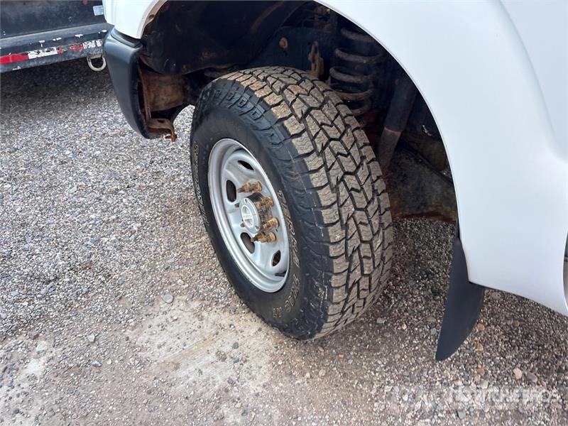 Ford F-250 XL 4x4 Crew Cab Pickup Drugi