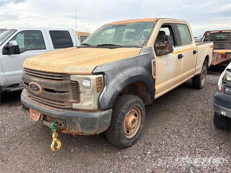 Ford F-250 XL 4x4 Crew Cab Pickup (Inoperable) Ostalo