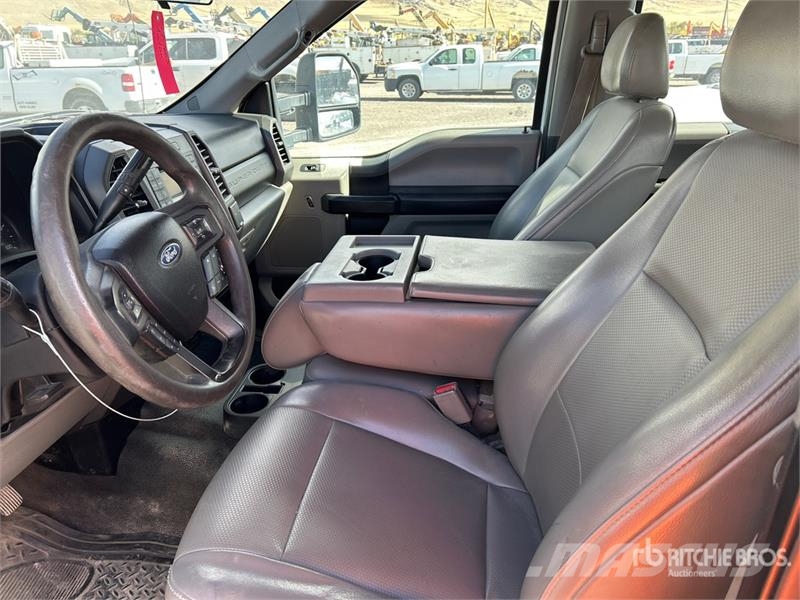 Ford F-250 XL 4x4 Crew Cab Pickup Outros