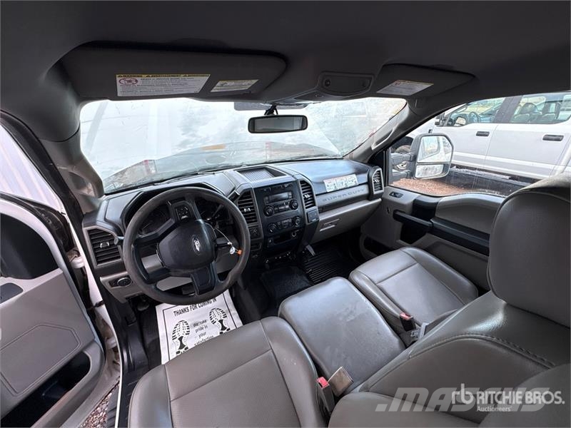 Ford F-250 XL 4x4 Crew Cab Pickup Otros