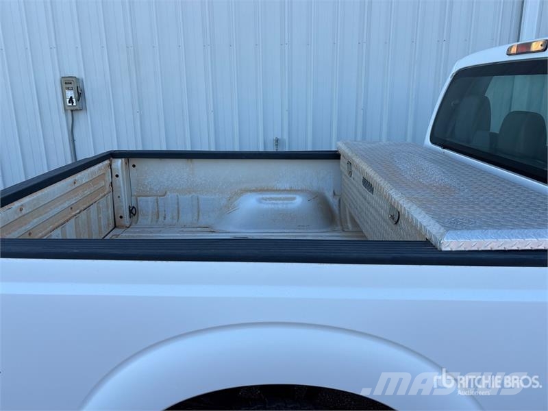 Ford F-250 XL 4x4 Crew Cab Pickup Otros