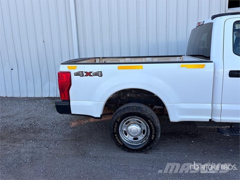 Ford F-250 XL 4x4 Crew Cab Pickup Autre fourgon / utilitaire