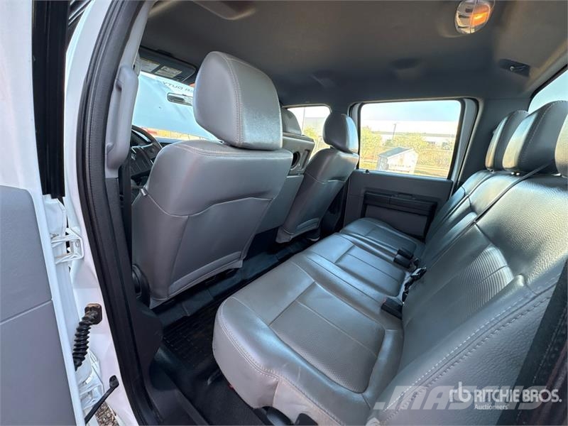Ford F-250 XL 4x4 Crew Cab Pickup Otros