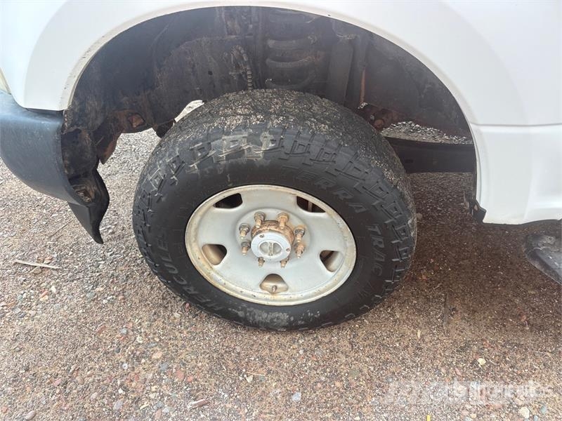 Ford F-250 XL 4x4 Crew Cab Pickup Ostalo