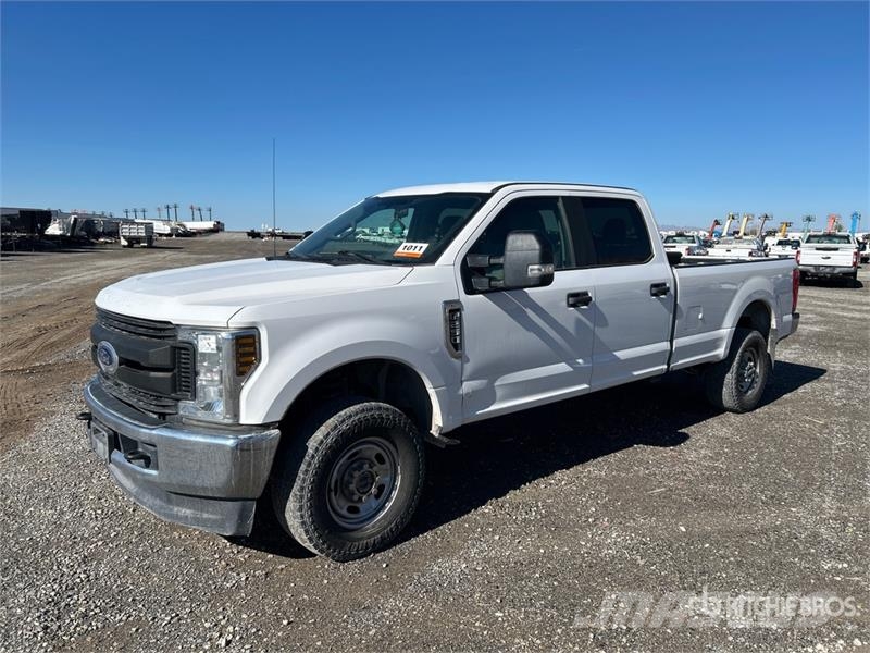 Ford F-250 XL 4x4 Crew Cab Pickup Otros