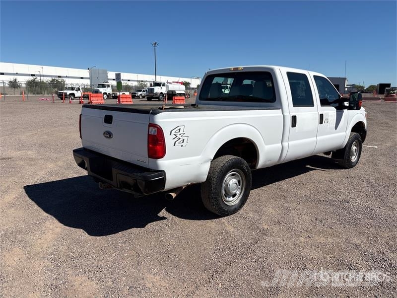 Ford F-250 XL 4x4 Crew Cab Pickup Drugi