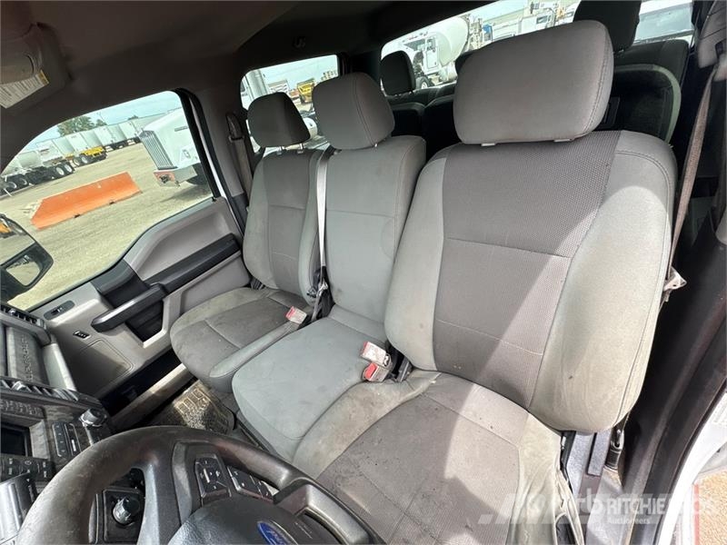 Ford F-250 XL 4x4 Crew Cab Pickup Otros