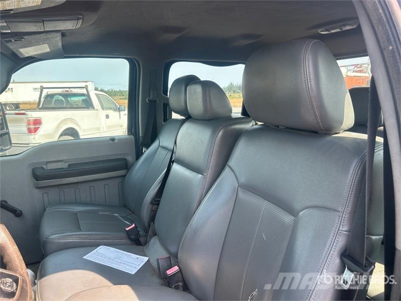 Ford F-250 XL 4x4 Crew Cab Pickup (Inoperable) Muu