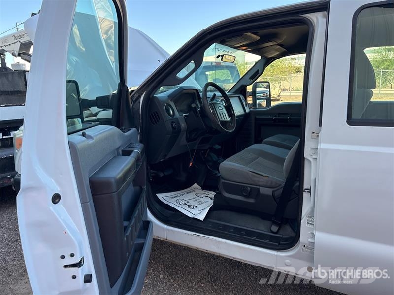 Ford F-250 XL 4x4 Crew Cab Pickup Drugi