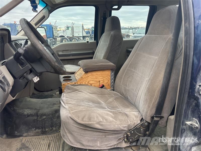 Ford F-250 XL 4x4 Crew Cab Pickup Drugi