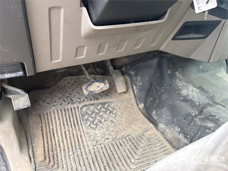 Ford F-250 XL 4x4 Crew Cab Pickup Drugi