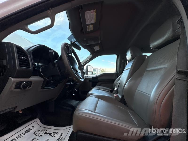 Ford F-250 XL 4x4 Crew Cab Pickup Otros