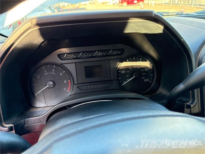 Ford F-250 XL 4x4 Crew Cab Pickup Iné