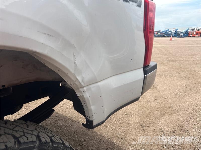 Ford F-250 XL 4x4 Crew Cab Pickup Otros