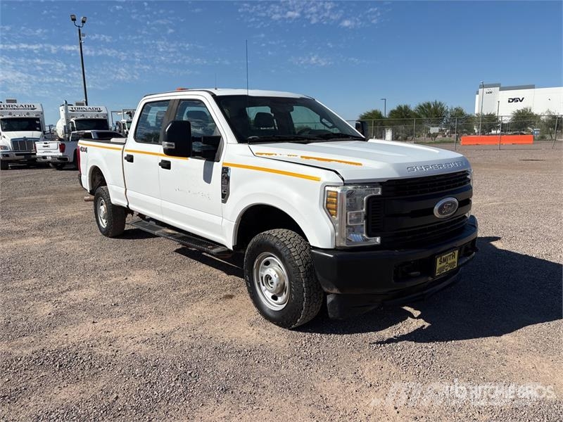Ford F-250 XL 4x4 Crew Cab Pickup Drugi