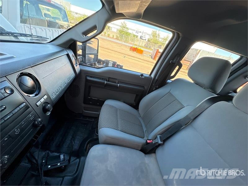 Ford F-250 XL 4x4 Crew Cab Pickup Drugi