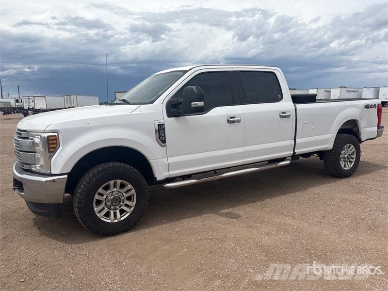 Ford F-250 XL 4x4 Crew Cab Pickup Otros