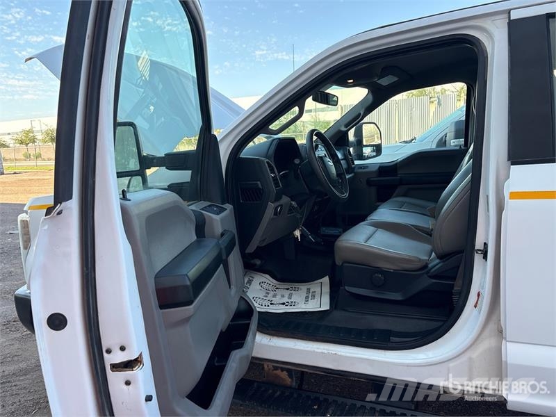 Ford F-250 XL 4x4 Crew Cab Pickup Drugi