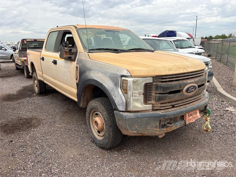 Ford F-250 XL 4x4 Crew Cab Pickup (Inoperable) Ostalo