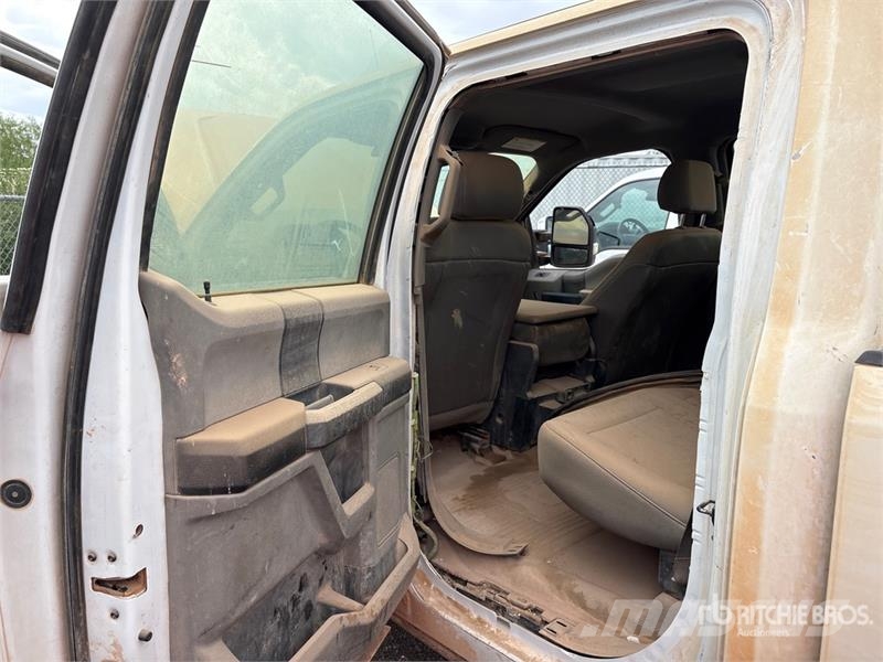 Ford F-250 XL 4x4 Crew Cab Pickup (Inoperable) Ostalo