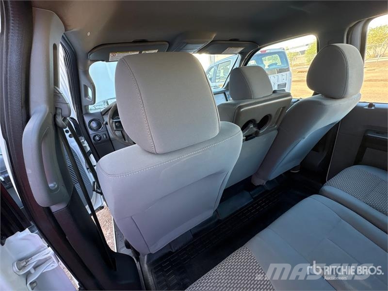 Ford F-250 XL 4x4 Crew Cab Pickup Drugi