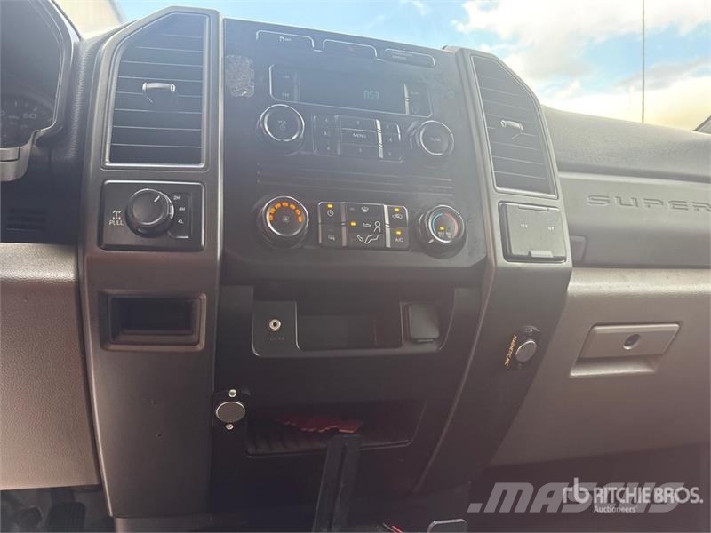 Ford F-250 XL 4x4 Crew Cab Pickup Ostalo