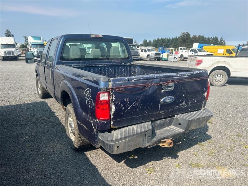 Ford F-250 XL 4x4 Crew Cab Pickup (Inoperable) Muu