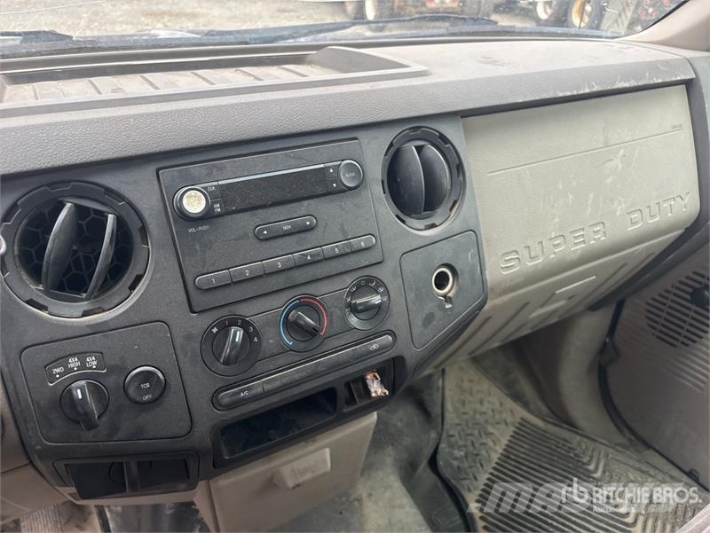 Ford F-250 XL 4x4 Crew Cab Pickup Drugi