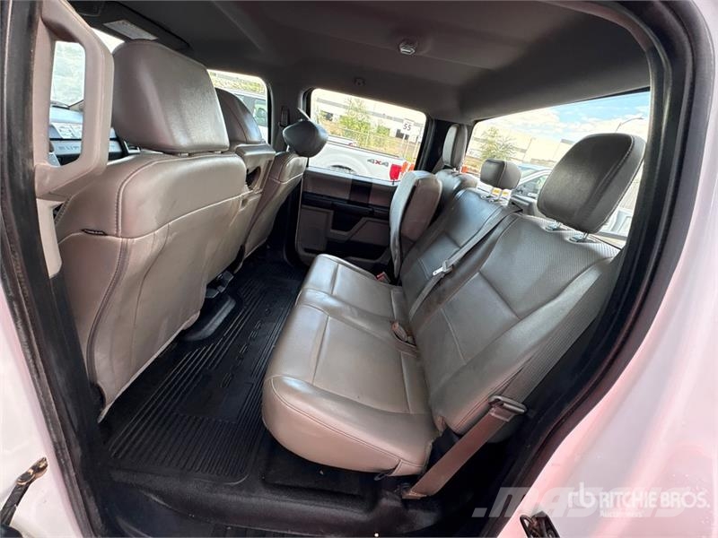 Ford F-250 XL 4x4 Crew Cab Pickup Otros