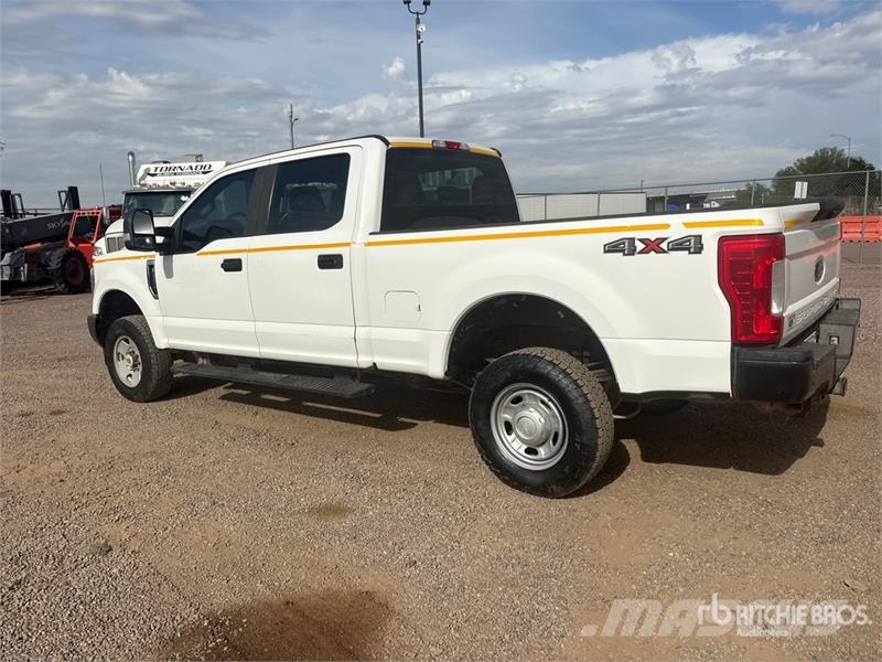 Ford F-250 XL 4x4 Crew Cab Pickup Ostalo