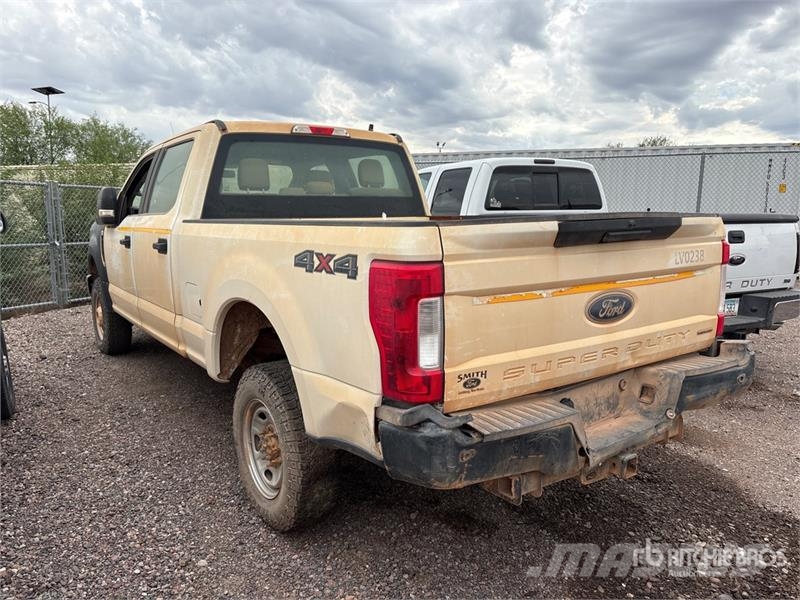 Ford F-250 XL 4x4 Crew Cab Pickup (Inoperable) Ostalo
