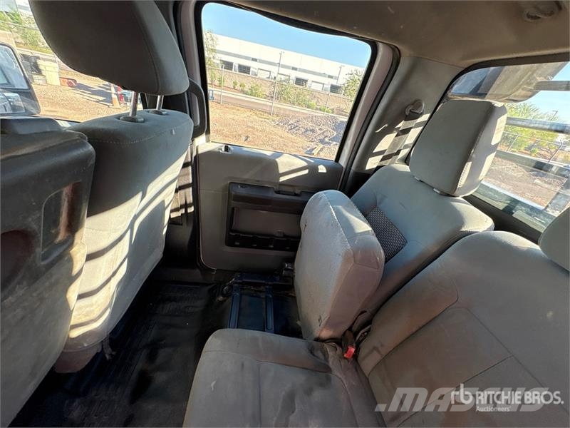 Ford F-250 XL 4x4 Crew Cab Flatbed Truck Tovornjaki s kesonom/platojem