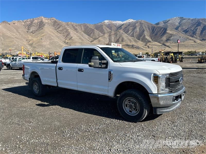 Ford F-250 XL 4x4 Crew Cab Pickup Otros