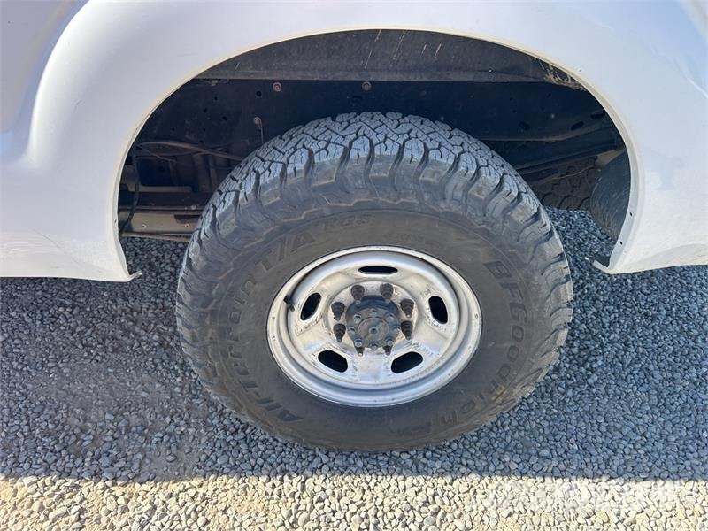 Ford F-250 XL 4x4 Crew Cab Pickup Other