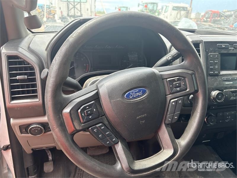 Ford F-250 XL 4x4 Crew Cab Pickup Otros