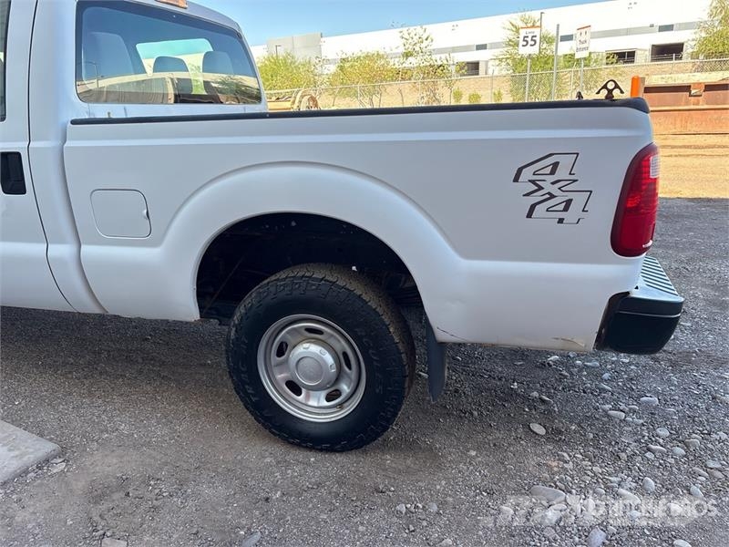 Ford F-250 XL 4x4 Crew Cab Pickup Drugi