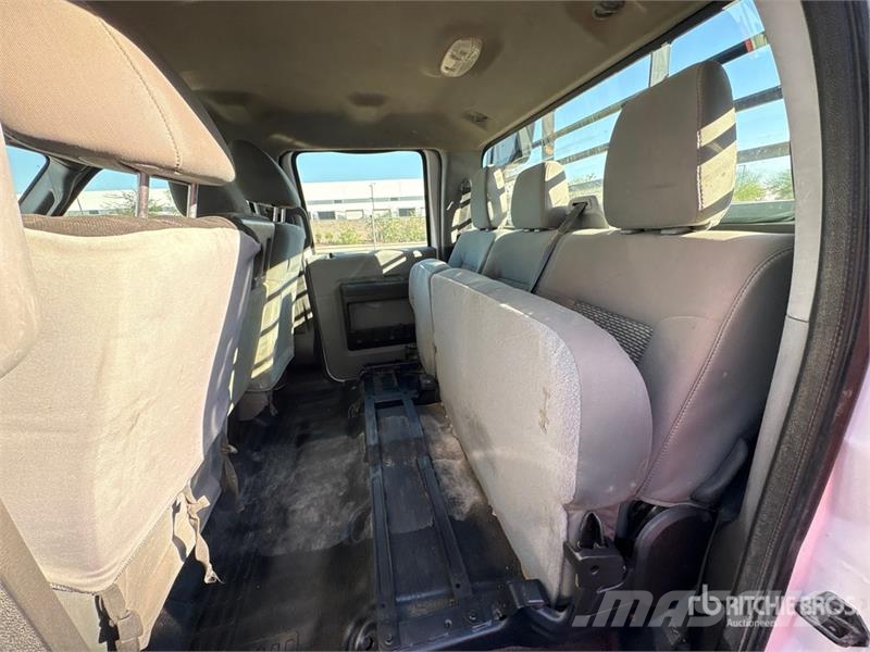 Ford F-250 XL 4x4 Crew Cab Flatbed Truck Tovornjaki s kesonom/platojem