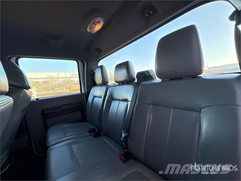 Ford F-250 XL 4x4 Crew Cab Pickup Otros