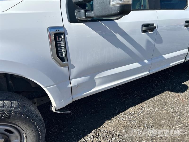 Ford F-250 XL 4x4 Crew Cab Pickup Otros