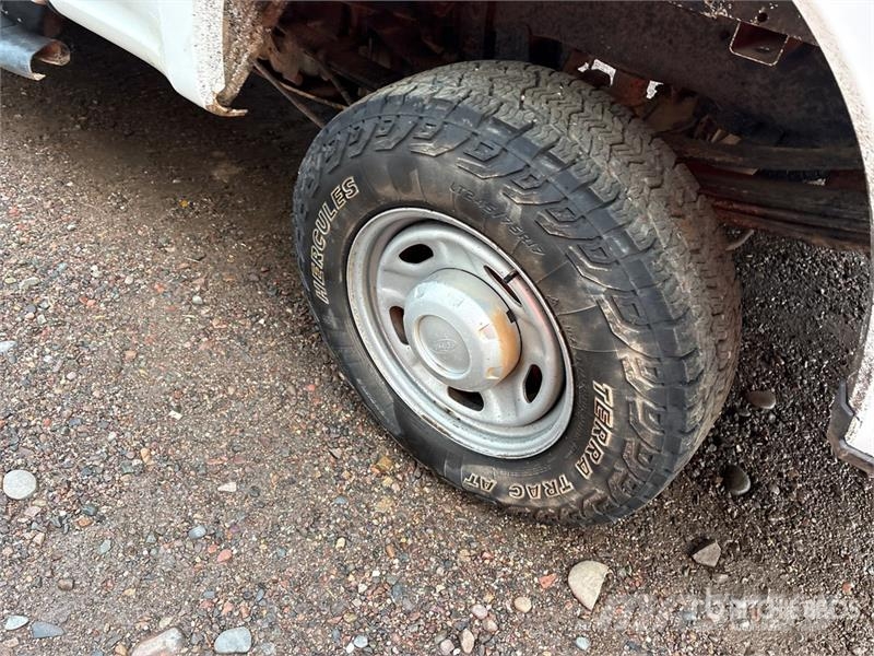 Ford F-250 XL 4x4 Crew Cab Pickup 기타