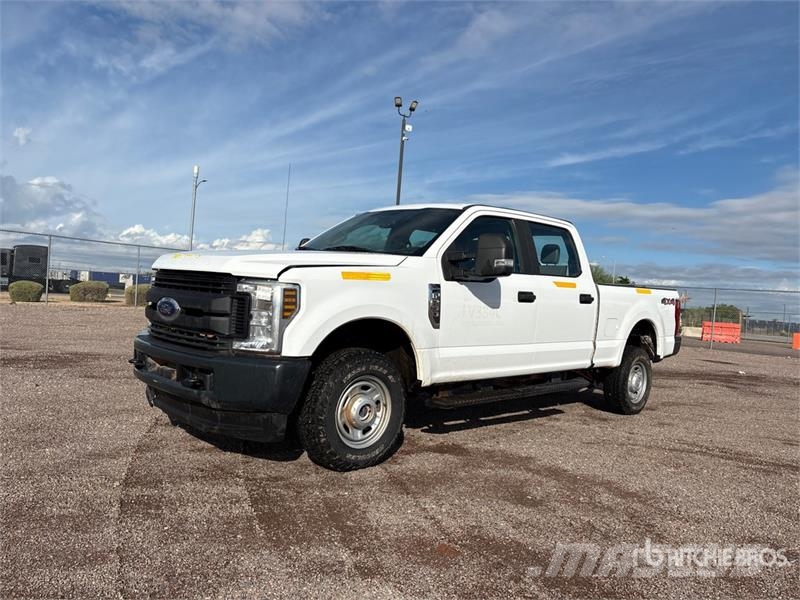 Ford F-250 XL 4x4 Crew Cab Pickup Otros