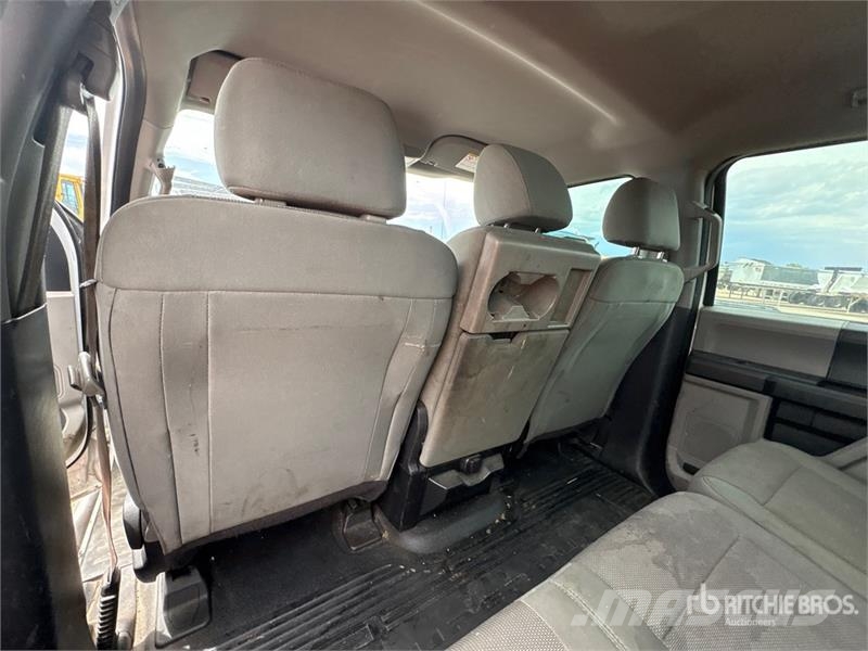 Ford F-250 XL 4x4 Crew Cab Pickup Otros
