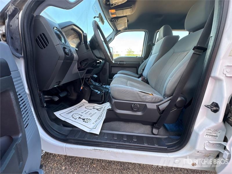 Ford F-250 XL 4x4 Crew Cab Pickup Drugi