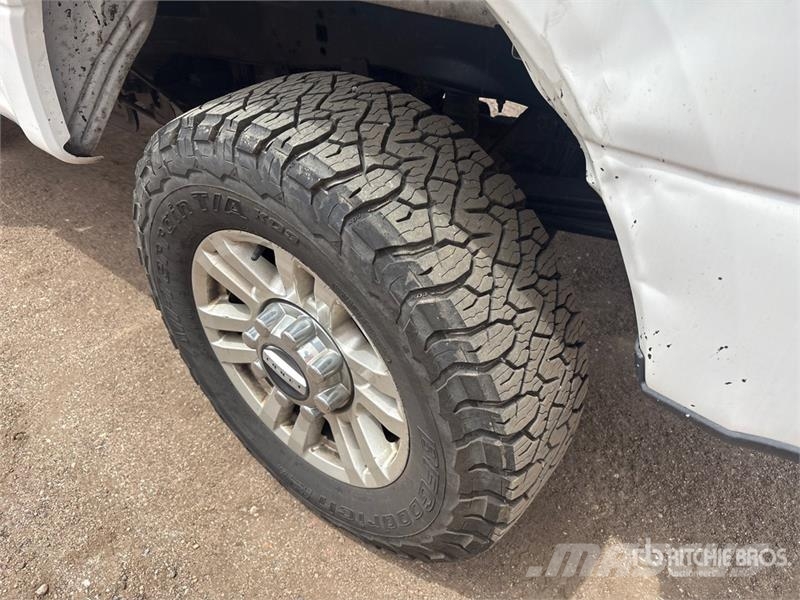 Ford F-250 XL 4x4 Crew Cab Pickup Otros