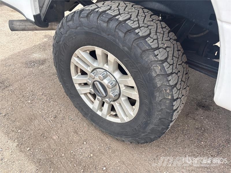 Ford F-250 XL 4x4 Crew Cab Pickup Otros