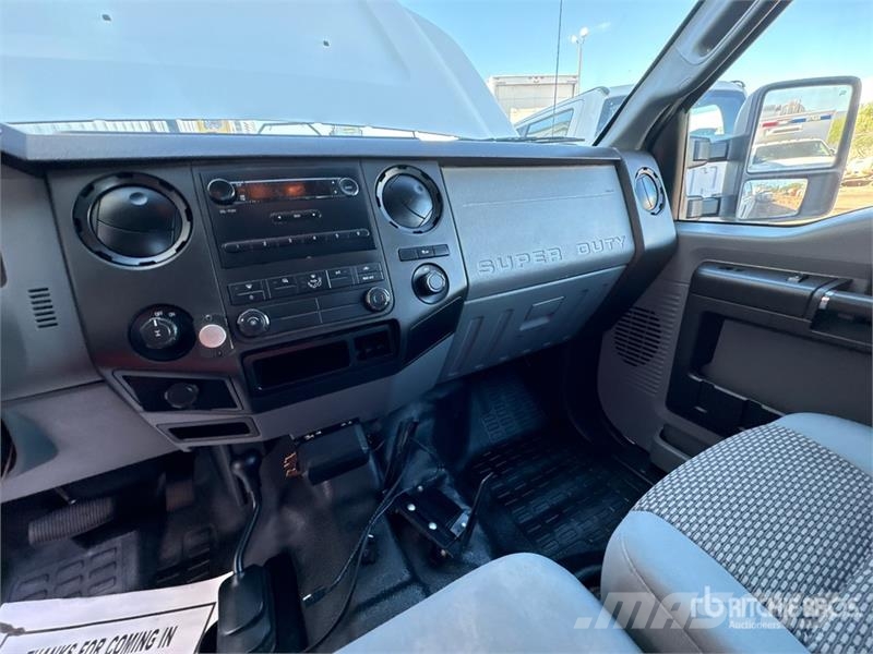 Ford F-250 XL 4x4 Crew Cab Pickup Drugi